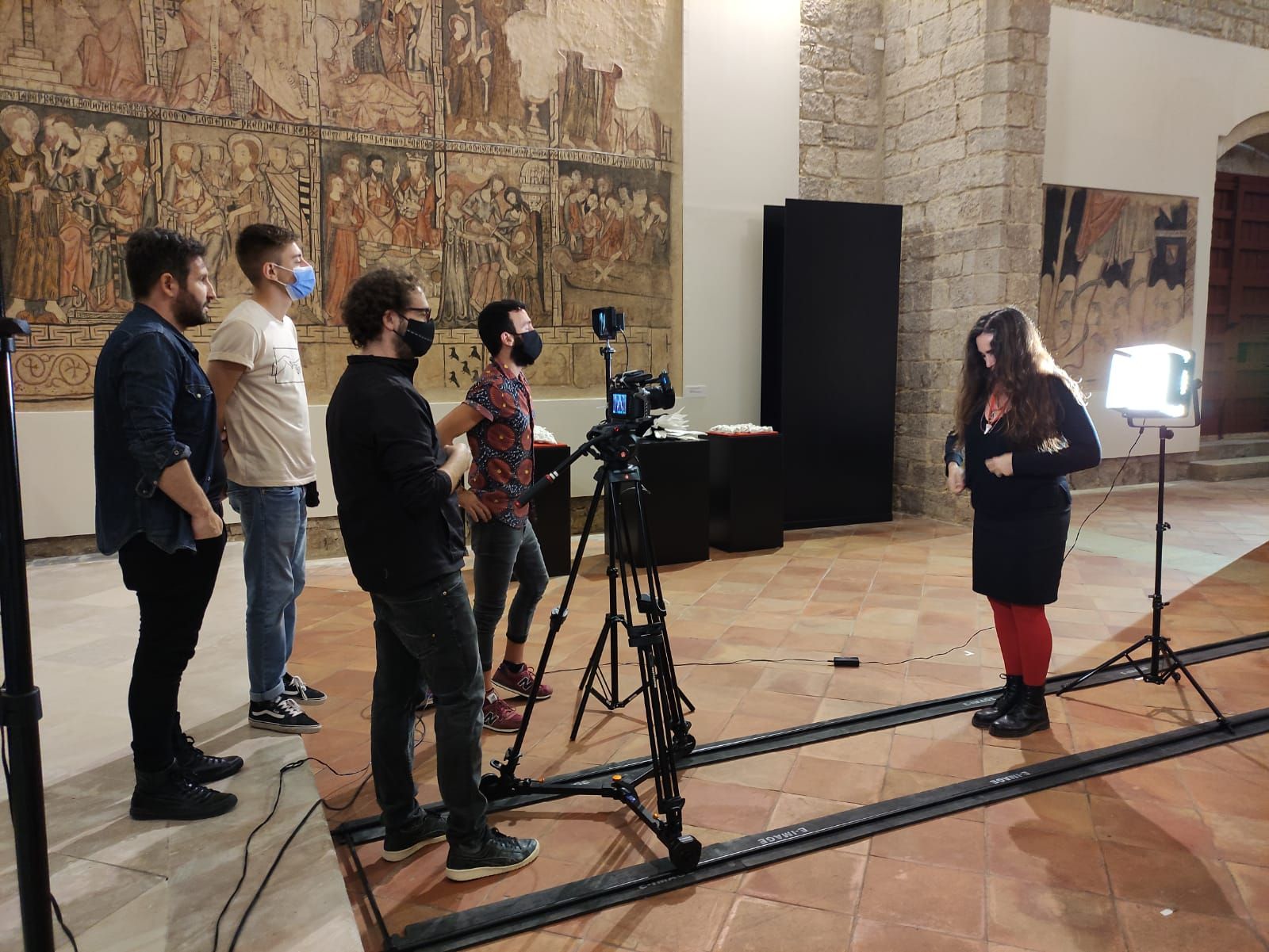 Un momento del rodaje en la iglesia San Sebastián de los Caballeros de Toro. | INFORMACIÓN