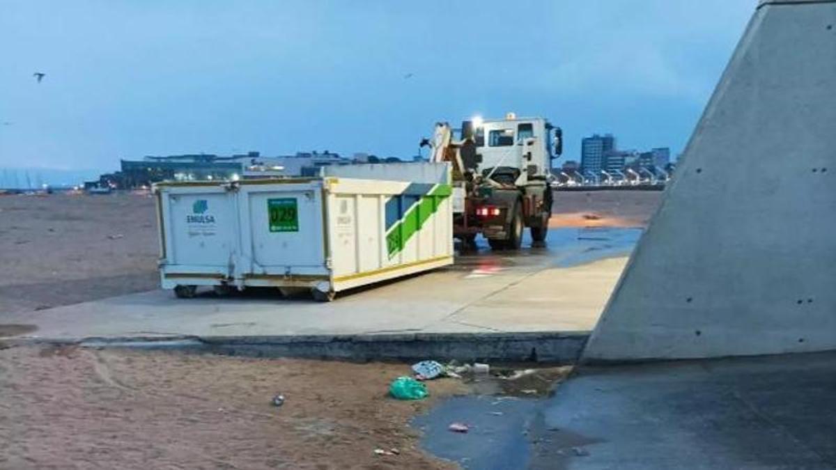 La recogida de residuos de Emulsa tras la noche de San Juan 2025.