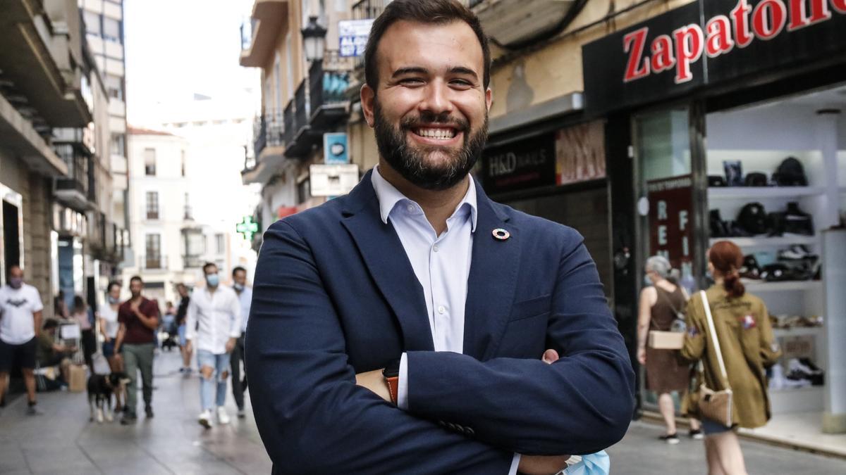 El alcalde de Cáceres, Luis Salaya, ayer en la calle San Pedro.