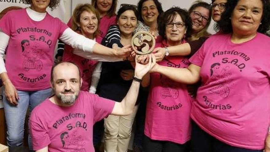 Marián Moreno y las trabajadoras del SAD recogen el &quot;Rafaela Lozana&quot;