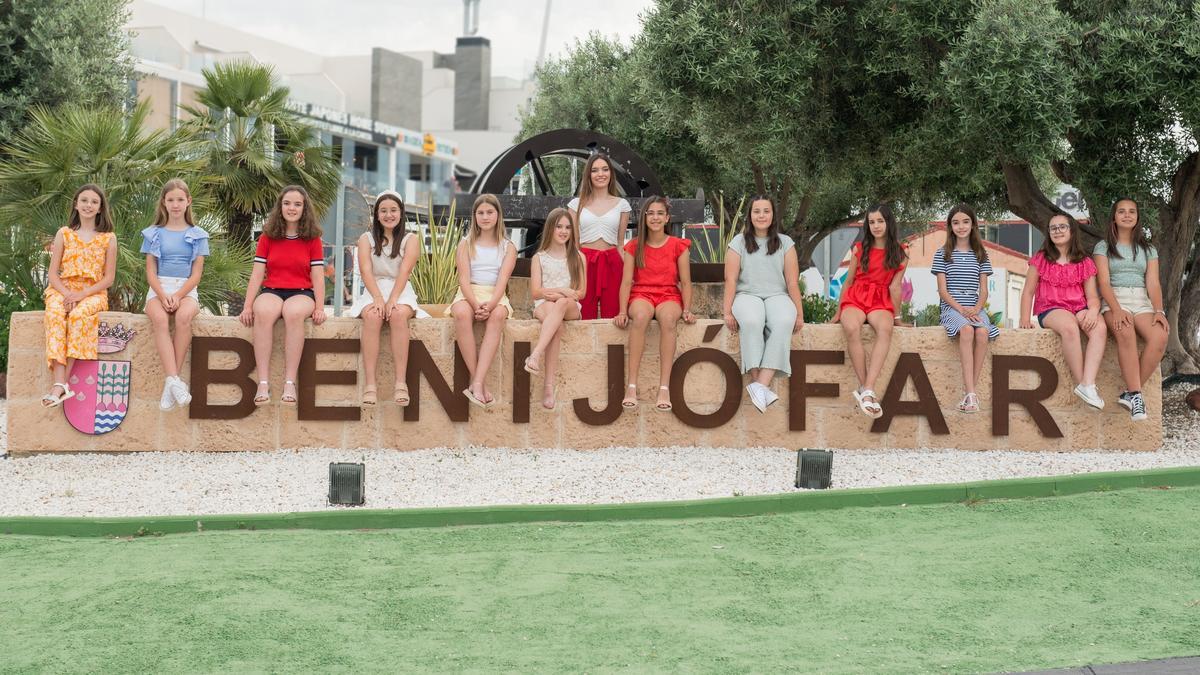 La corte de reinas está compuesta este año por 13 jovencitas.