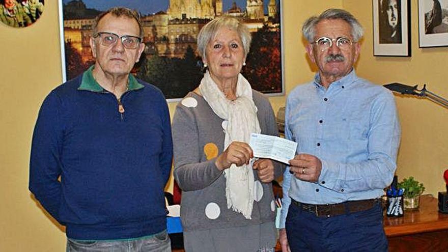 Acto de entrega de la donación, con Patiño a la derecha.