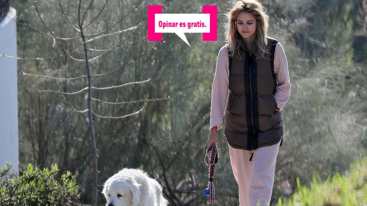 Alba Carrillo paseando el perro