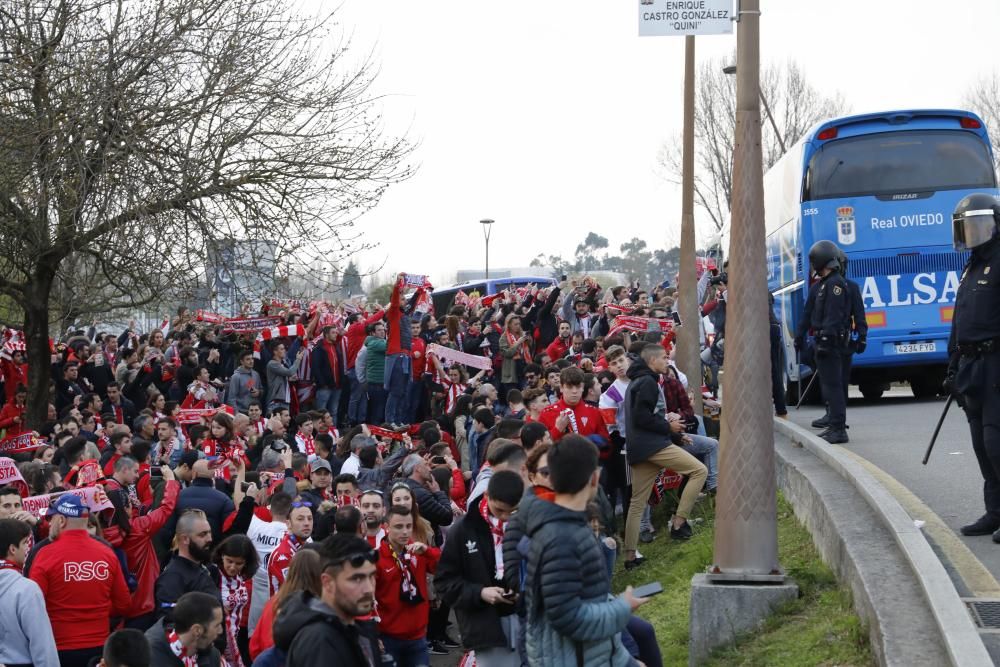 Derbi asturiano: Llegada de aficionados y los autobuses de los equipos a El Molinón