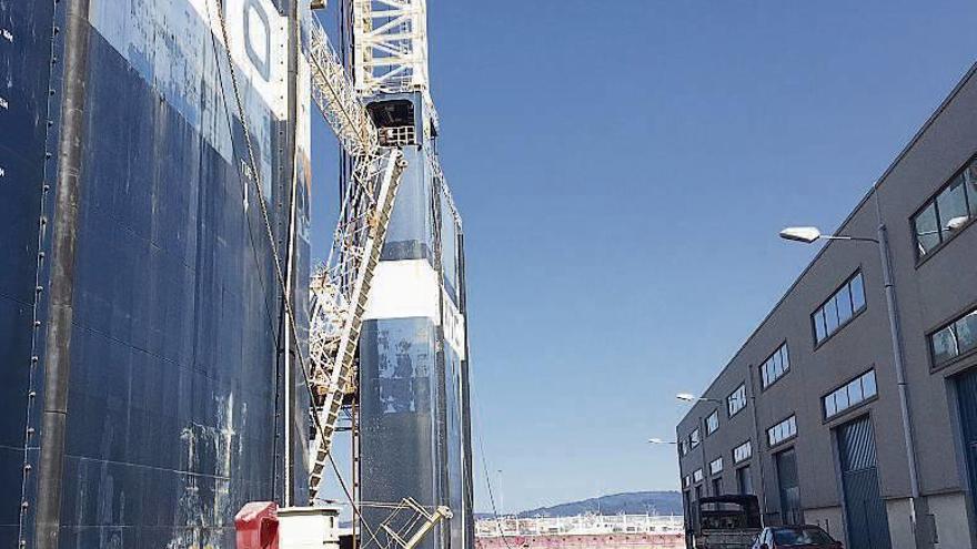 La &quot;Sato Levante&quot;, amarrada frente a local solicitado por su empresa. // FdV