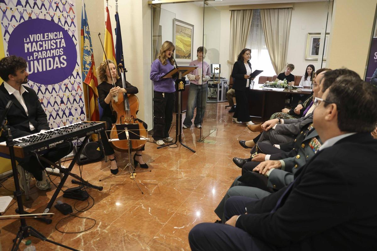 "Una puerta violeta" en la Subdelegación del Gobierno en Alicante por el 25N