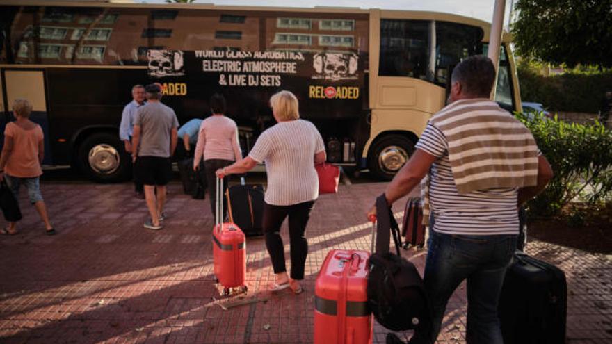 Hasta 16.000 turistas podrían seguir en Canarias.