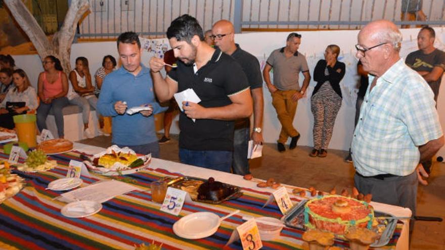 El dulce de mango de Cecilia Ramírez arrasa en el concurso de postres en Cercados de Espino