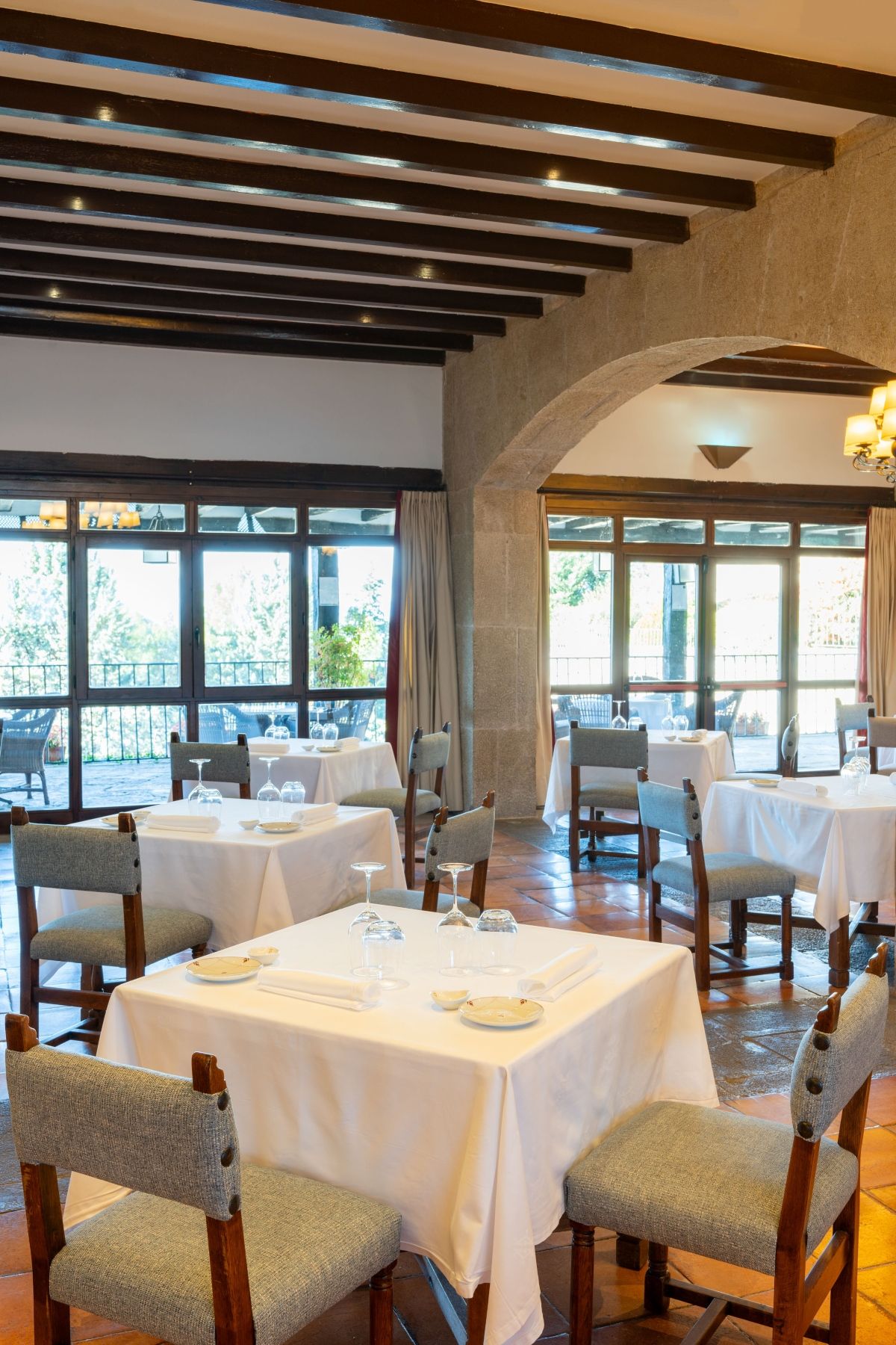 Disfruta de una exquisita comida en el restaurante Las Cinco Villas, situado en el parador.