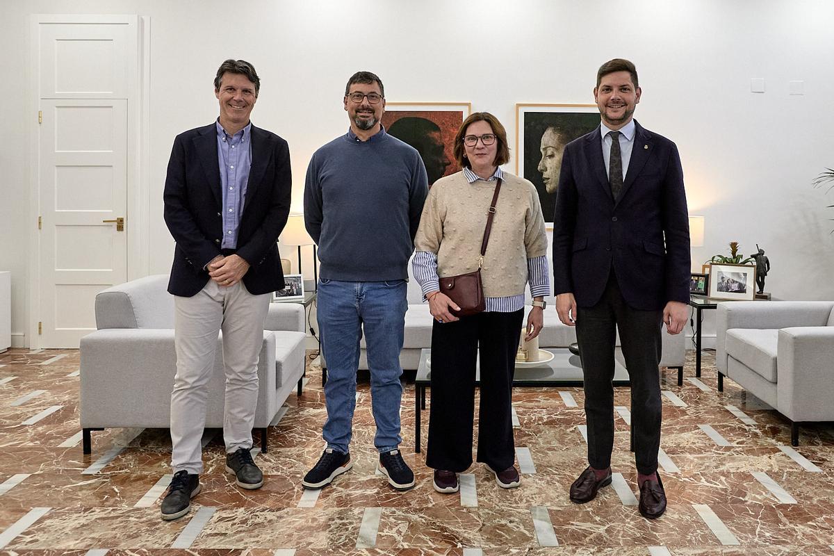 La deportista y su entrenador, entre el alcalde y el concejal de Deportes