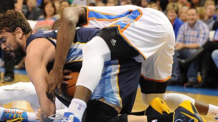 Marc Gasol lucha el balón con Serge Ibaka