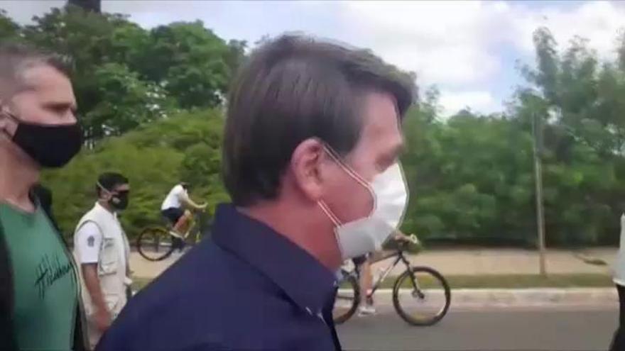 Bolsonaro se reúne con manifestantes afines sin respetar la distancia y sin utilizar mascarilla