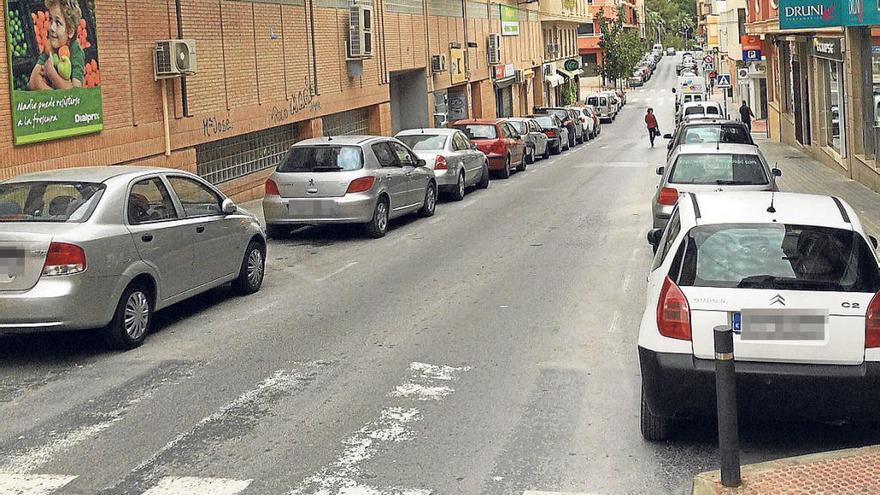 Los aparcamientos aparecen repletos en la calle Santo Tomás, en imagen de archivo.