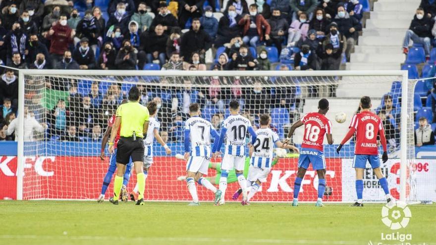 El Málaga CF evita marcar la salida del descenso