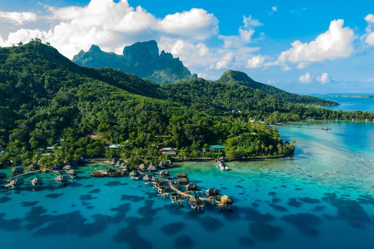 Las Islas de Tahití (la Polinesia Francesa) son un paraíso tropical en el océano Pacífico Sur compuesto por 118 islas y atolones. Famosas por sus aguas turquesas, picos volcánicos y playas de arena blanca o negra, se dividen en cinco archipiélagos principales cuyas islas se extienden en un área tan grande como Europa