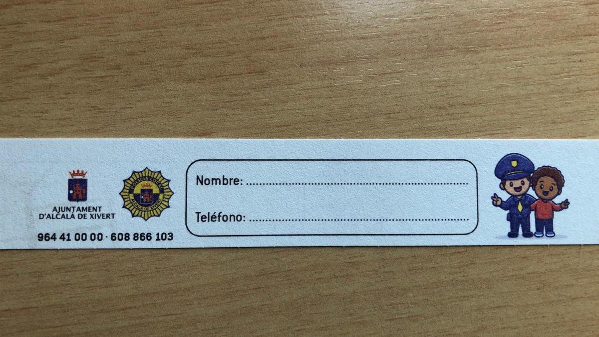 El consistorio de Alcalà-Alcossebre y la Policía Local ofrecen las pulseras identificativas para niños de la localidad.