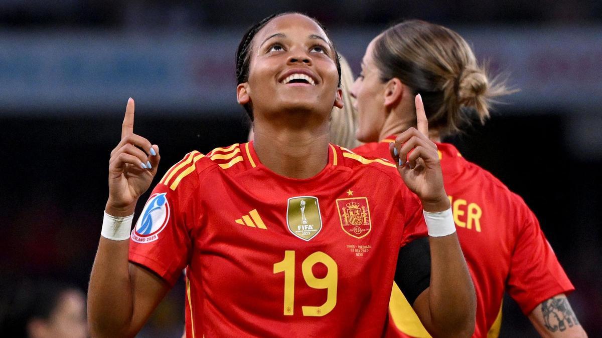 Vicky López festeja su gol, el 2-0 de España a Portugal en el debut de la Eurocopa femenina.