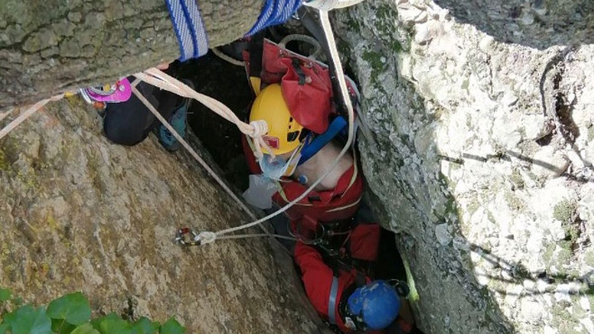 Un momento del rescate del espeleólogo accidentado en El Bruc.