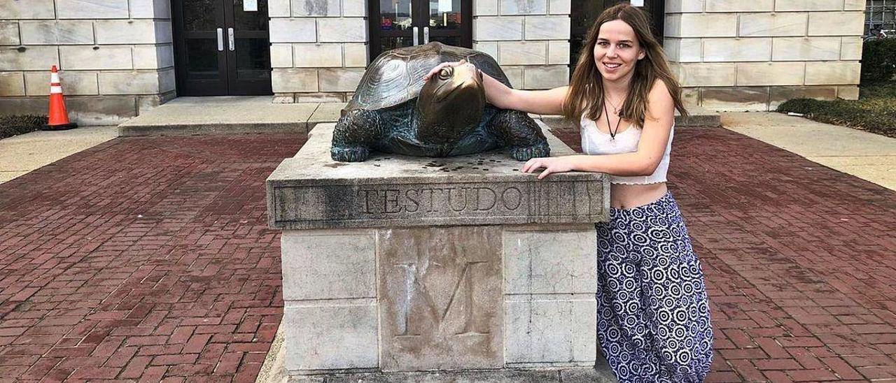 Celia Fernández, en una imagen tomada en Maryland junto a la mascota de la Universidad americana, &quot;Testudo&quot;. Todos los alumnos del campus le acarician la cabeza cuando la ven y le ofrecen regalos para tener buena suerte en época de exámenes.