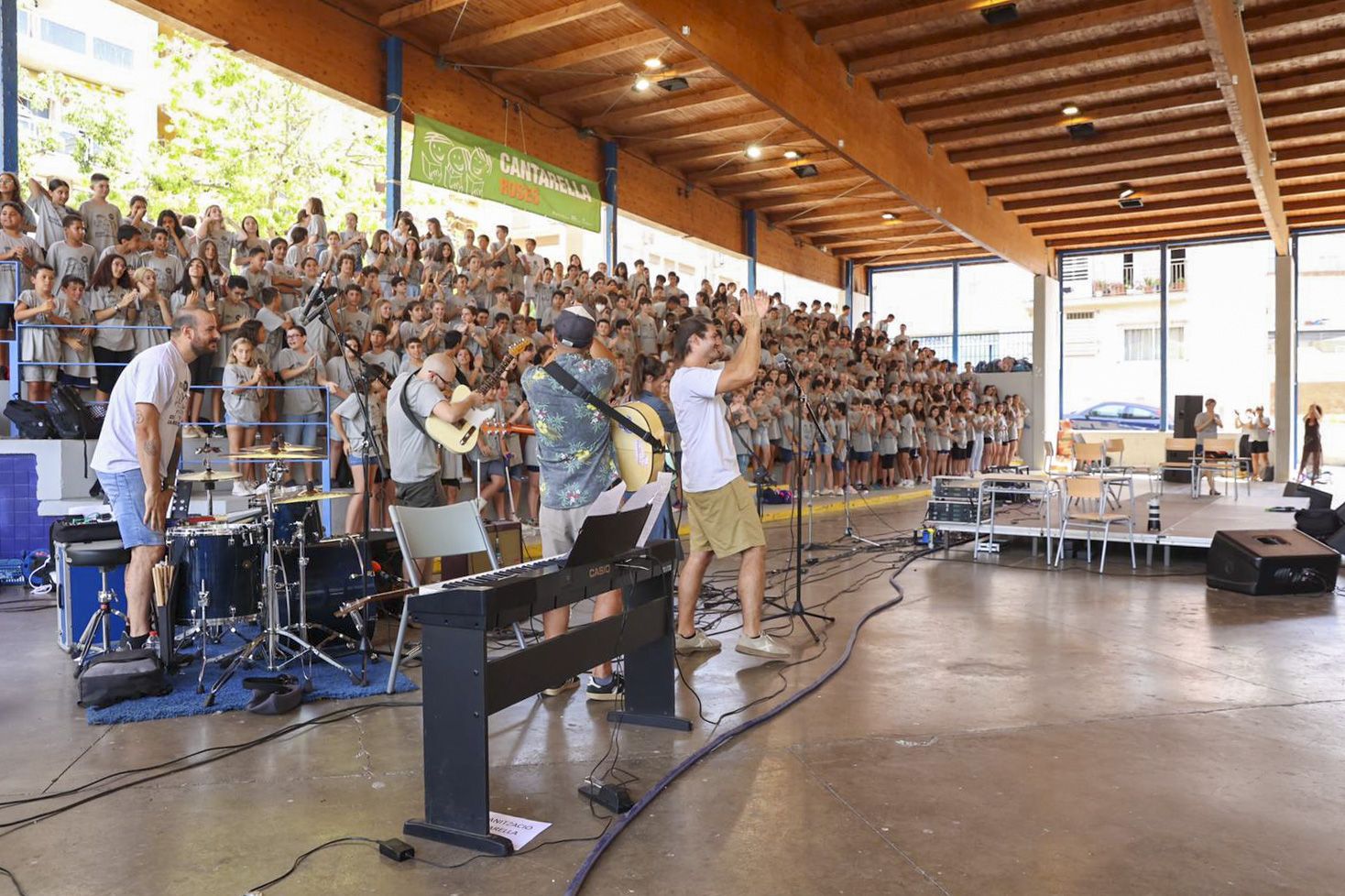 Els Catarres actuen per sorpresa davant més de 300 alumnes de Roses i Palau-savardera