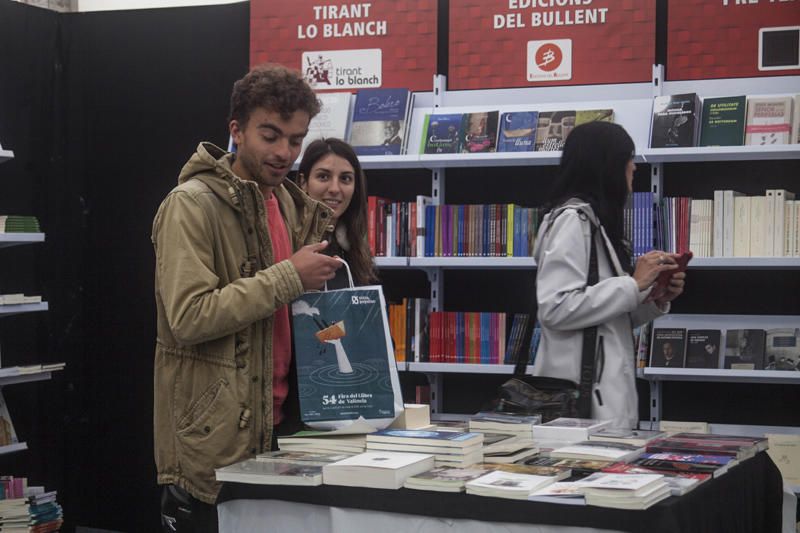 Ambiente en la Feria del Libro de València