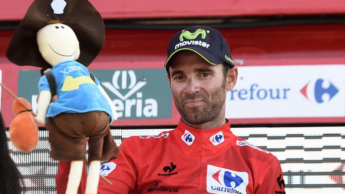 Alejandro Valverde celebra su victoria en la sexta etapa de la Vuelta y el liderato, en el podio de La Zubia