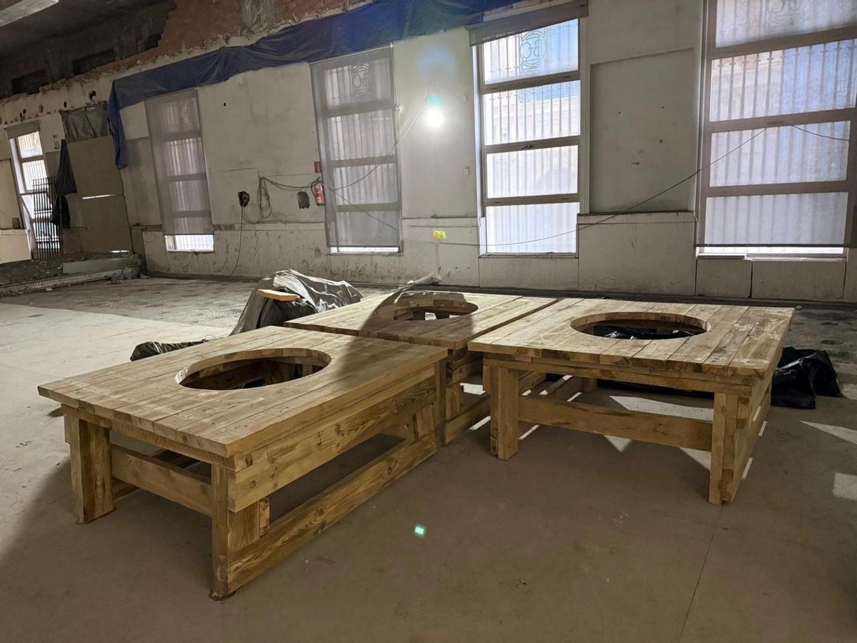 Soportes diseñados para sostener las azucenas para su exposición en el patio de los Naranjos