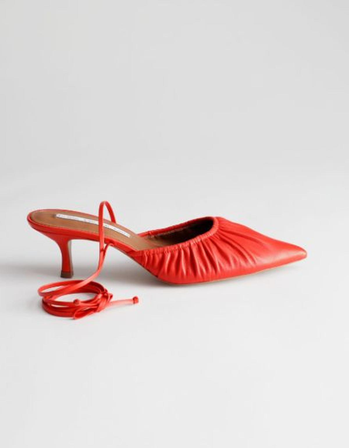 Zapatos rojos de piel con tacón fino, acabados en punta y atados al tobillo de &amp;other Stories
