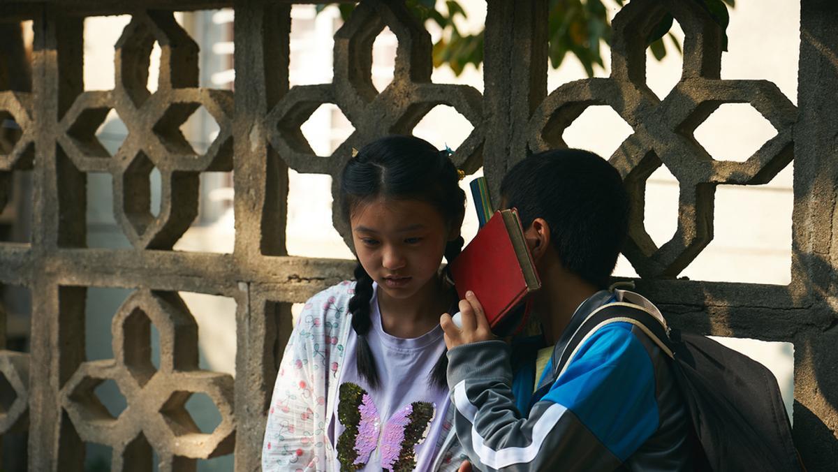 As the river goes by , de Charles Hu.