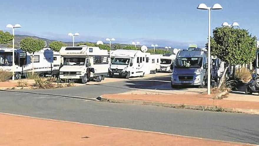 Cabanes acaba con la «acampada ilegal» de caravanas en Torre la Sal