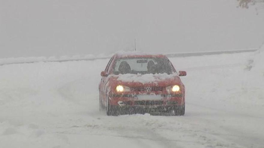 La nieve complica el tráfico en las principales carreteras españolas