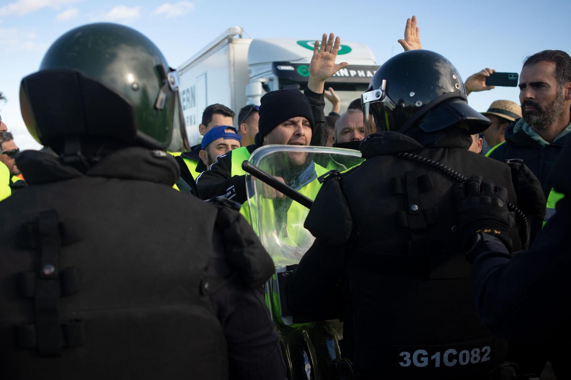 FOTOS: Las protestas de los agricultores desalojados de la AP-7 entre San Javier y Los Alcázares, en imágenes