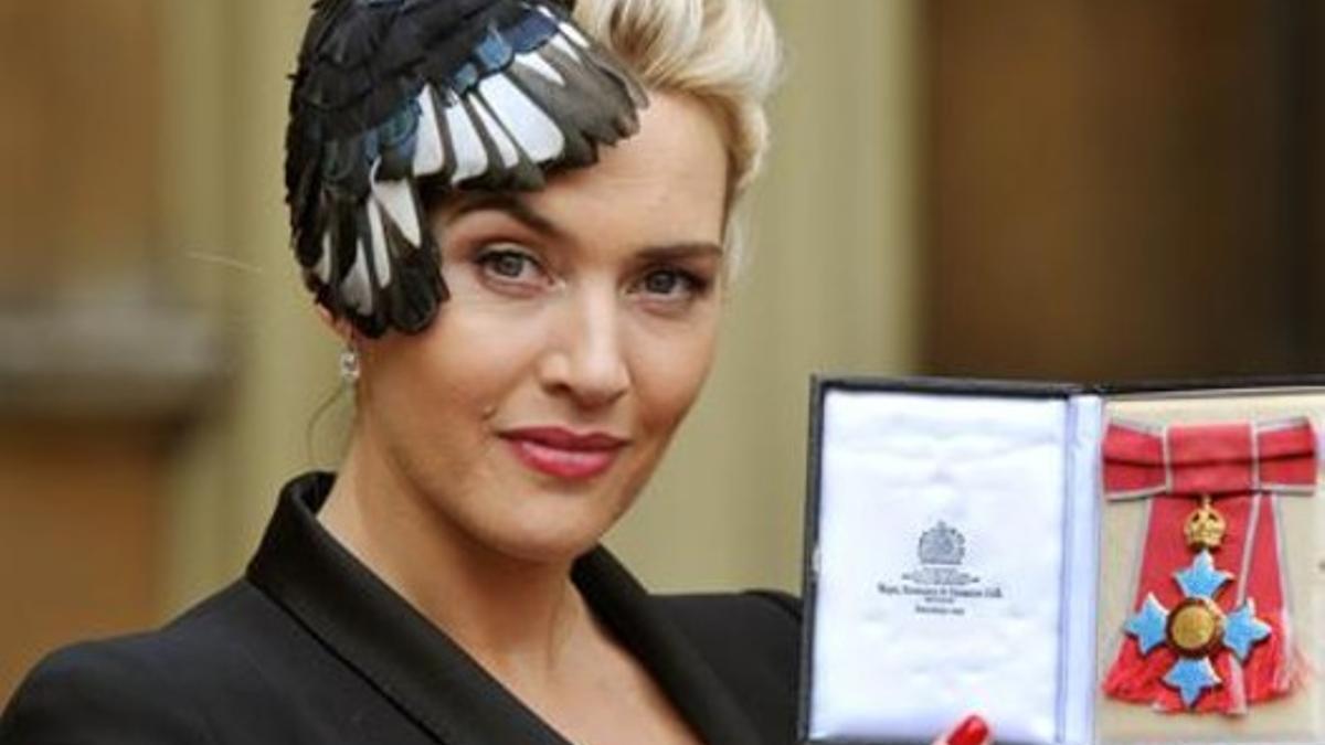 Kate Winslet condecorada por la reina Isabel II