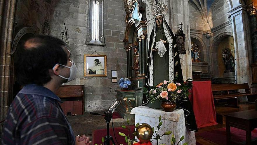 La imagen del Cristo estará estos días junto al altar.