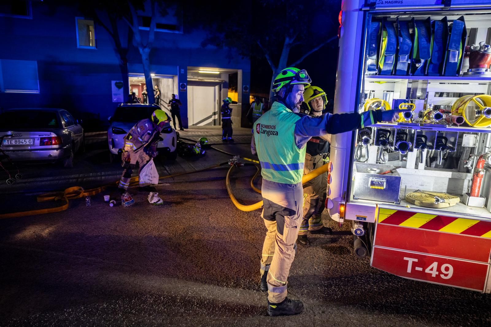 En imágenes | Desalojada la residencia Zalfonada de Zaragoza por un incendio