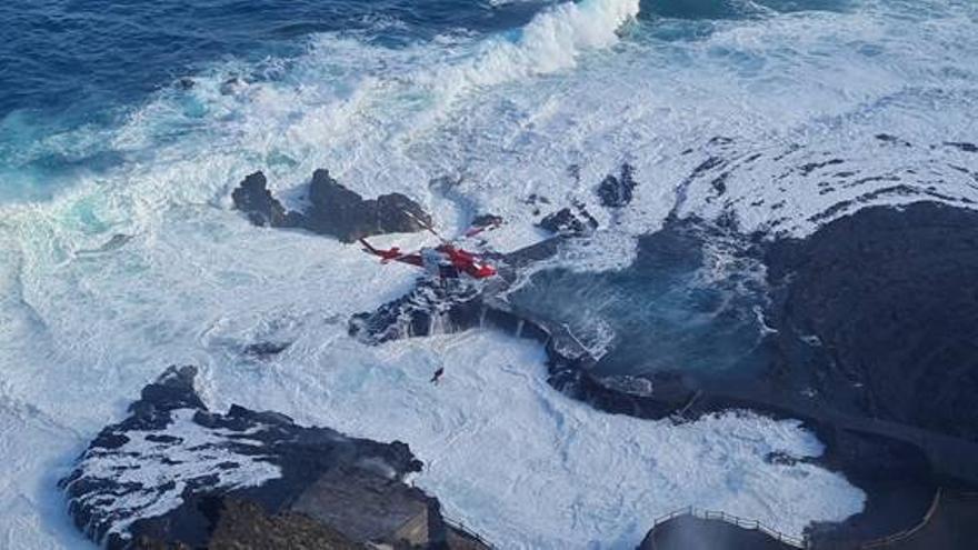 Un fallecido, otro desaparecido y cuatro heridos en accidentes en las costas canarias, en una sola jornada