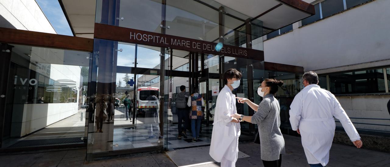 Profesionales sanitarios a la entrada del Hospital Virgen de los Lirios de Alcoy.