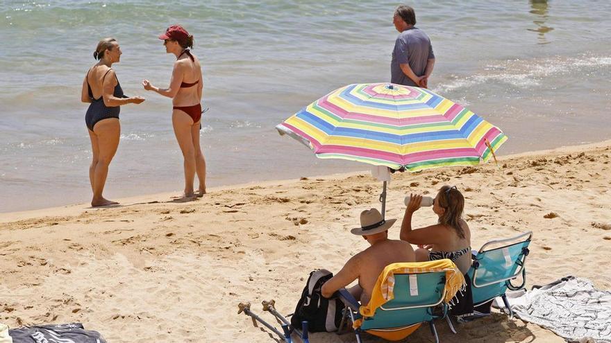 El lloc on no hauries de deixar mai el mòbil quan vas a la platja: pot fer-lo malbé en poca estona