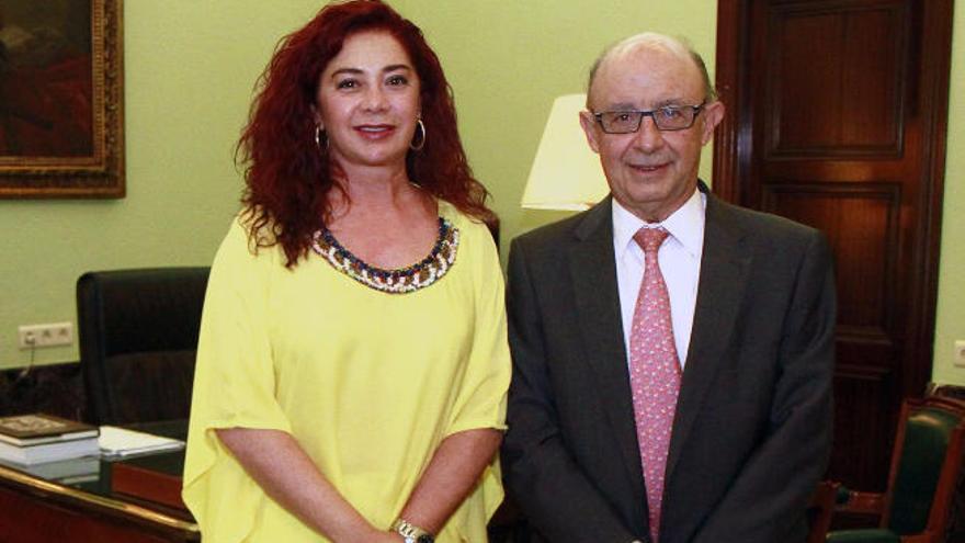 Beatriz Barrera con Cristóbal Montoro.