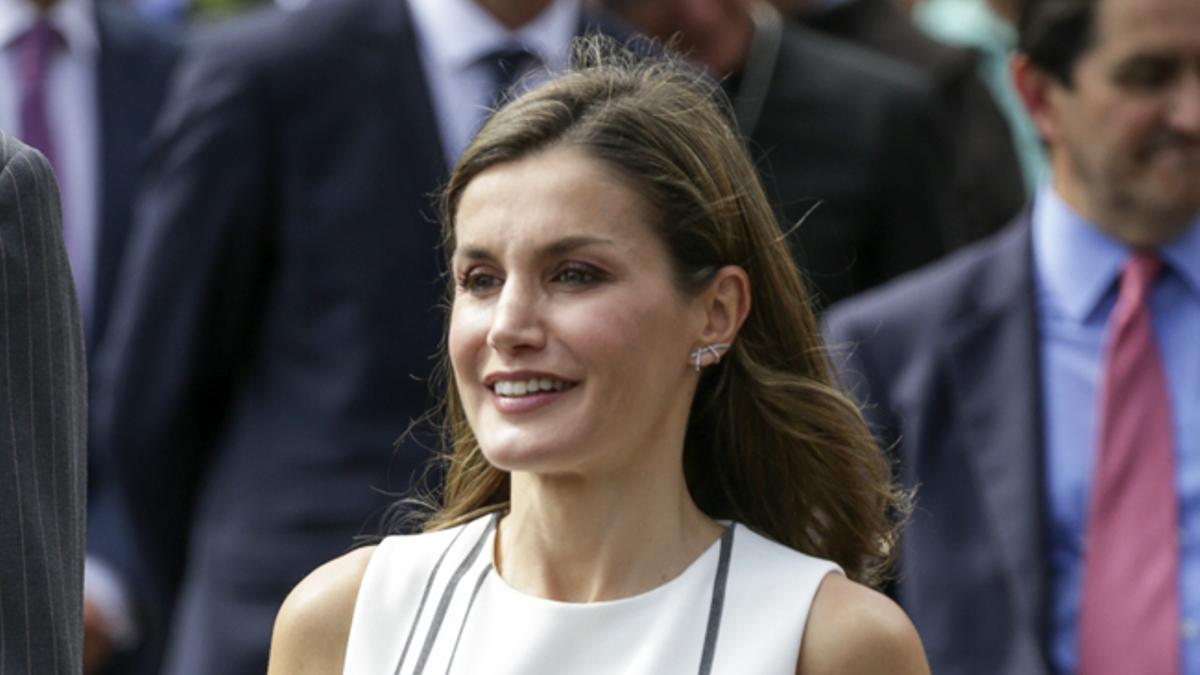 Letizia Ortiz de blanco para su visita a Cantabria