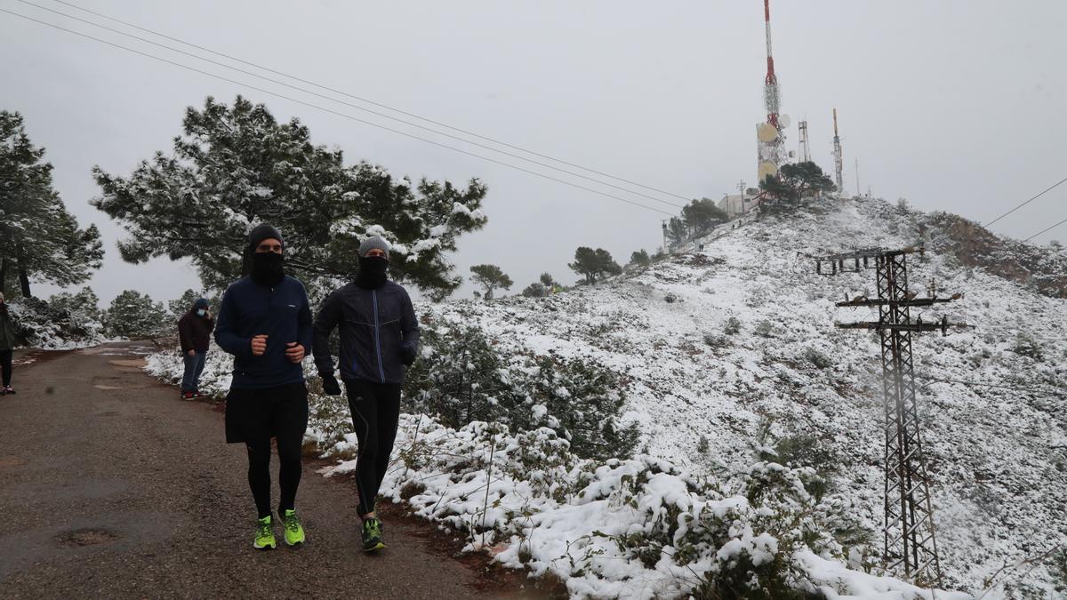 Personas pasean en la cima del monte Bartolo durante el temporal &#039;Filomena&#039;.