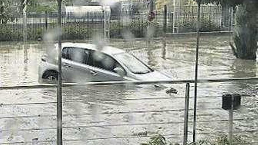 Un coche en la riada.