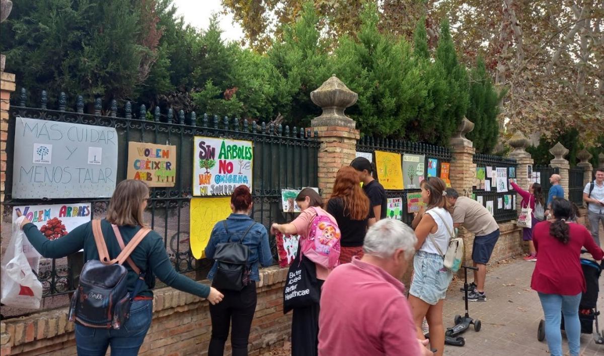 PROTESTA CONTRA LA TALA DE ARCES EN UN COLEGIO DE VALENCIA