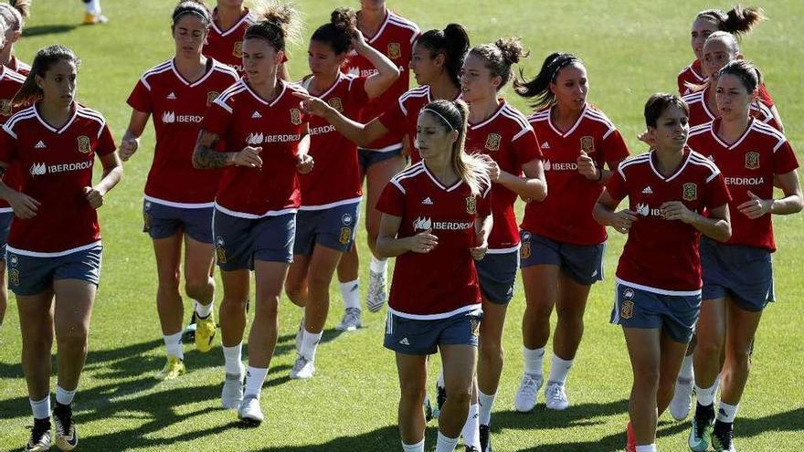 Las jugadores españolas trotan sobre el césped en el entrenamiento celebrado ayer. // Efe