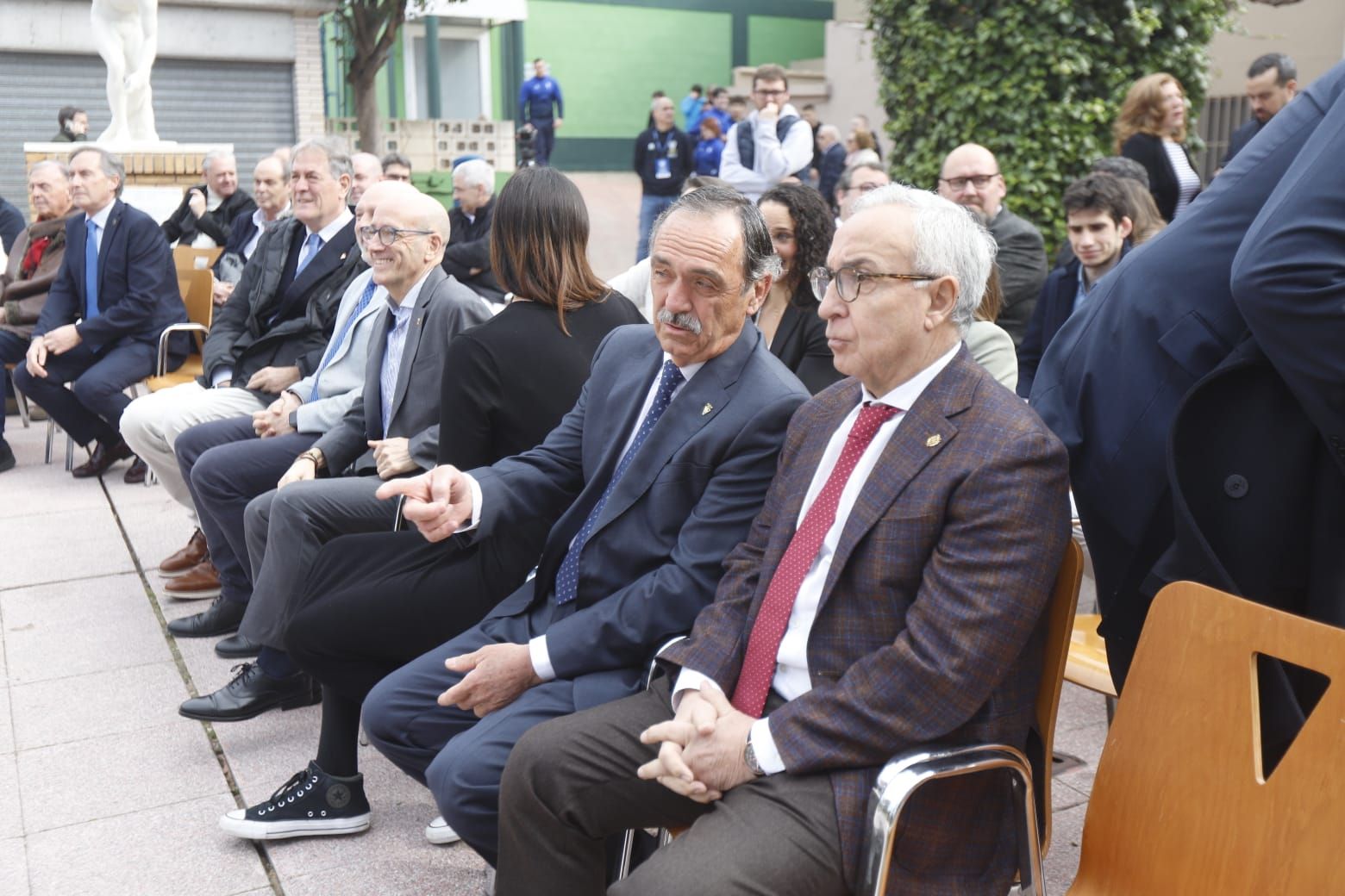 En imágenes | La bandera olímpica ya preside desde las alturas en las instalaciones del CN Helios