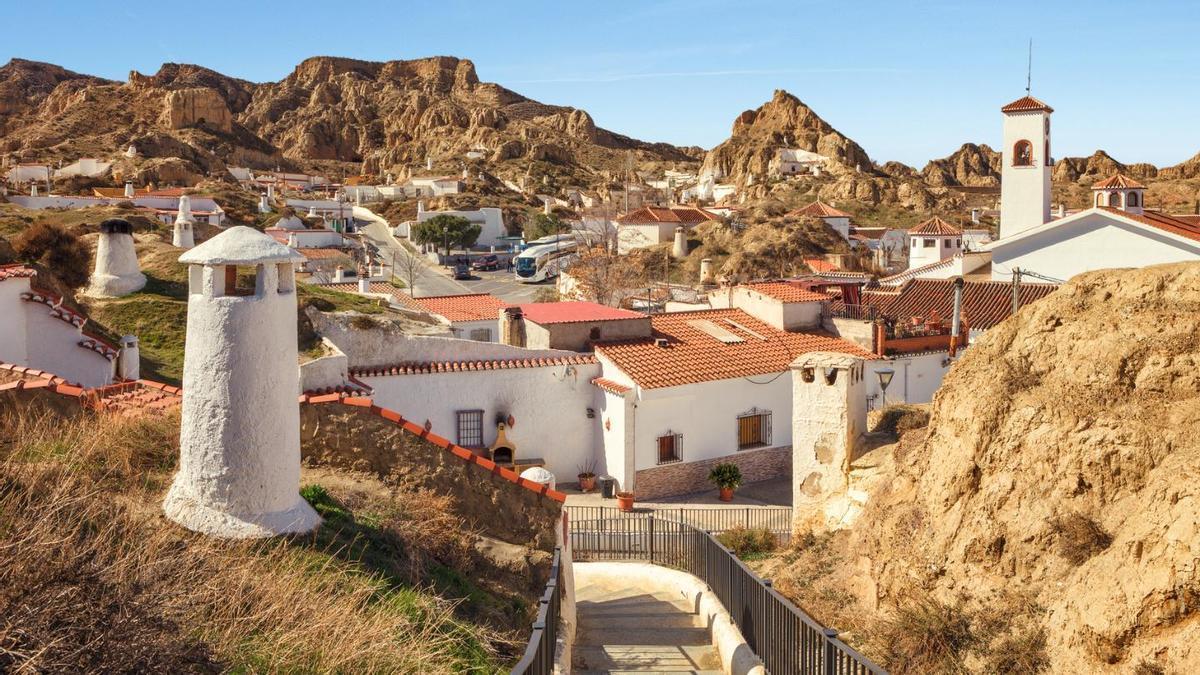 Conocida como la "capital europea de las cuevas", este municipio de Granada alberga un pasado histórico digno de ver
