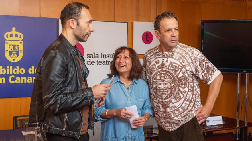 Baez, Moreno y Navas, en la presentación de la obra en el Teatro Cuyás.