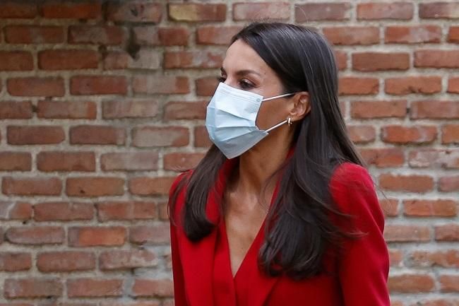 La reina Letizia recupera su traje rojo firmado por Roberto Torretta para una reunión de trabajo