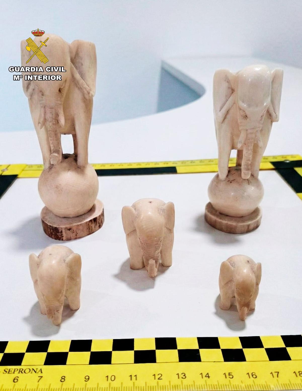 Figuras de marfil incautadas por la Guardia Civil