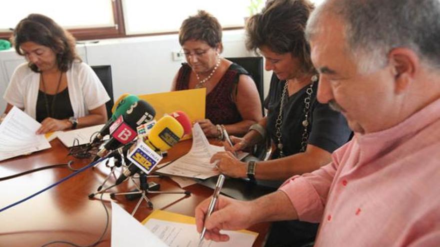 Francesca Vives, segunda por la izquierda, Lurdes Costa y Joan Serra, ayer, en Can Botino durante la firma del convenio.